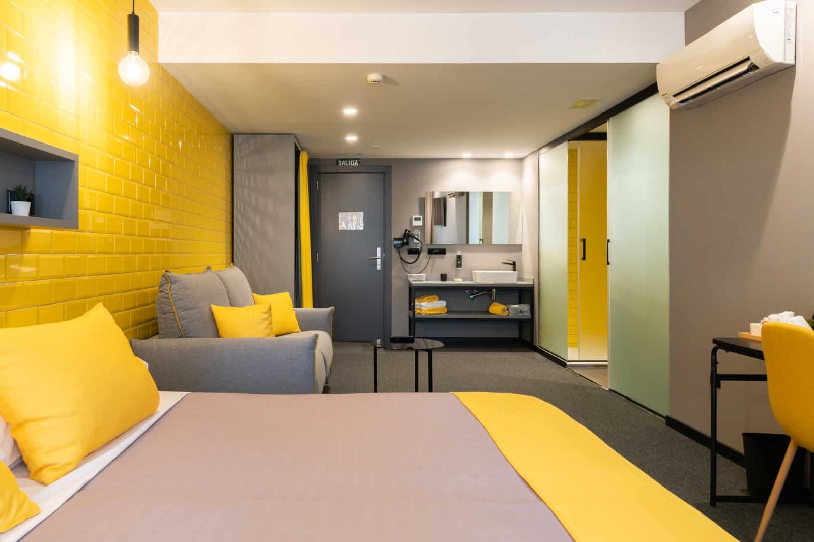 Yellow room in Nest Style Valencia Hotel